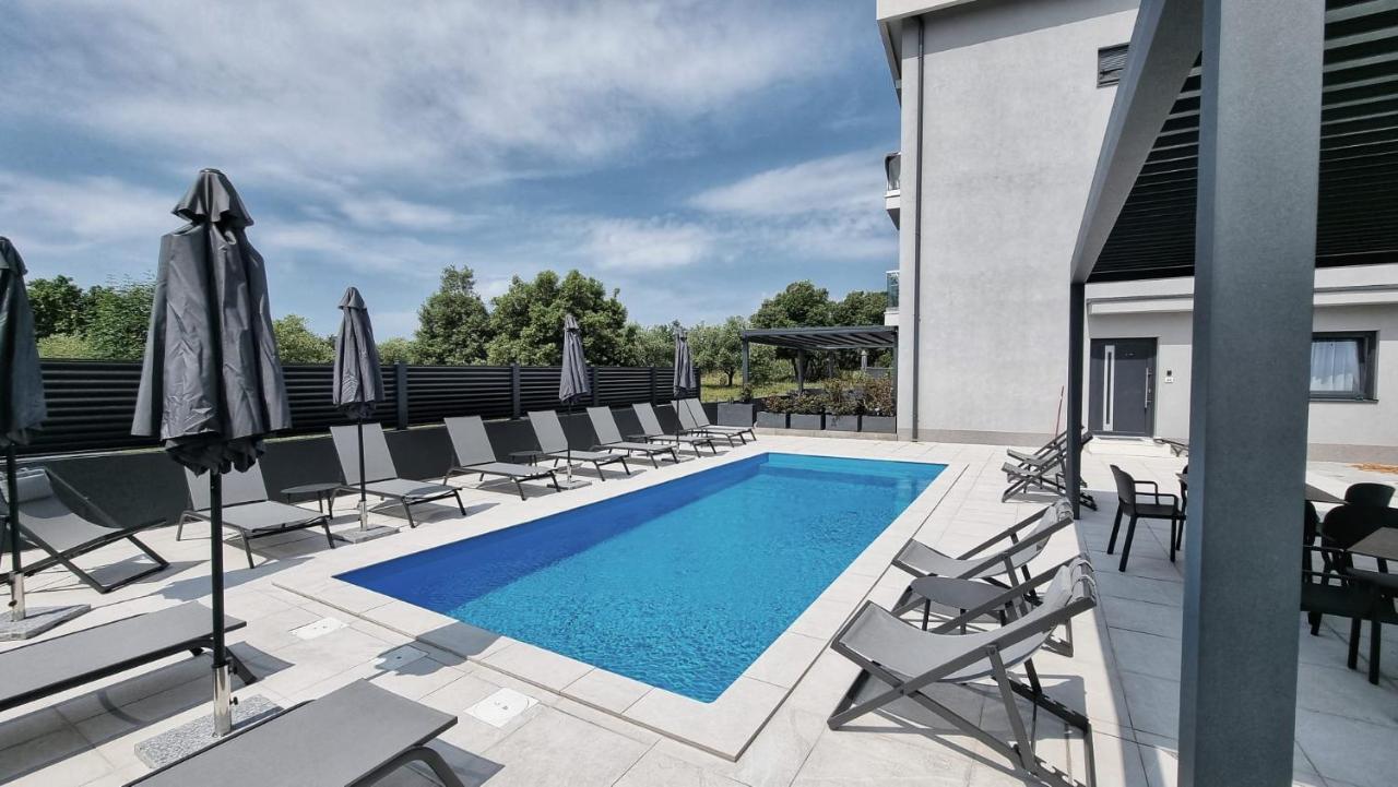 Luxury Residence Levante ロヴィニ エクステリア 写真